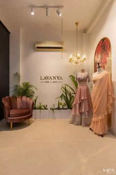 two mannequins are displayed in front of a wall with the name lavanna on it