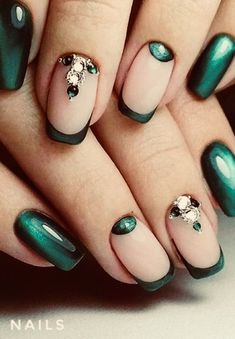 Emerald Green Bling Nails Short, Dark Green Wedding Nails For Bride, Emerald Wedding Nails, Dark Emerald Green Nails With Silver, Smaragd Green Nails, Esmeralda Nails Design, Emerald Green Wedding Nails, Emerald Green Toe Nails, Emerald Green Gem Nails