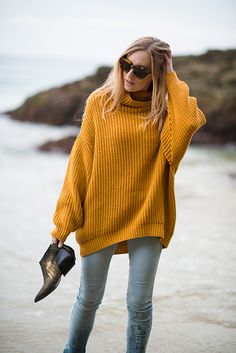 mustard sweater Mustard Sweater, Looks Street Style, Yellow Sweater, Looks Style, Sweaters Oversized, Moda Fashion, Street Fashion, Look Fashion