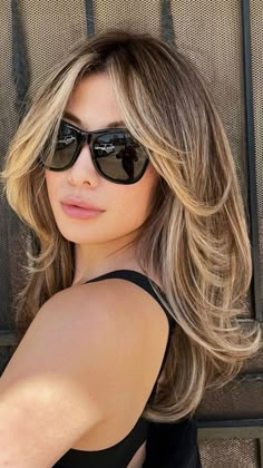 Best Highlights For Medium Brown Hair, Blond Hair With Dark Underneath, Balayage For Hazel Eyes, Balage Hair Blonde Balayage Highlights, Short Layered Hair With Highlights, Golden Streaks On Black Hair, Brazilian Balayage Blonde, Shakira Hair Color, Sophia Vergara Hair