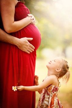 Funny Maternity Pictures, Fall Maternity Pictures, Winter Maternity Photos, Maternity Photography Family, Pregnancy Bump, Cute Maternity, Maternity Photography Couples, Family Maternity Photos, Friend Photography