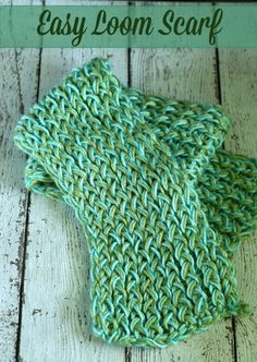 two green knitted dishcloths sitting on top of a white wooden table with text overlay that says easy room scarf