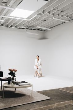 This Fashion Influencer's L.A. Workspace Is as Cool as Her Wardrobe Photo Studio Interior, Photography Studio Spaces, Ruangan Studio, Photo Studio Design, Design Studio Interior, Photography Studio Decor, Photography Studio Design, Photography Studio Setup, Design Studio Workspace