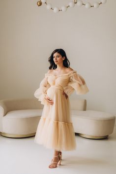 This luxurious wedding dress has built-in cups for comfort and bust support. Its puffy sleeves can be worn over the shoulders or rolled down to create a completely different look. Voluminous sleeves create an effect of lightness and add charm to this wedding dress. It also has a zipper and lacing on the back, which allows you to easily adjust the size of the dress. If you are looking for an elegant and stylish wedding dress, then this may be just the choice you are looking for. Made to order! Ac Maternity Elegant Dress, Elegant Maternity Tulle Dresses, Elegant Fitted Tulle Maternity Dress, Maternity Pictures Tulle Dress, Baby Shower Dress For Mom Fall, Baby Shower Dress Ideas, Maternity Puffy Dress, Pregnant Dress Elegant, Baby Shower Dress