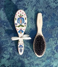 New wooden hand-decorated hairbrush. Gives hair shine and massages the scalp. Decorated with a motif inspired by Polish folk art. A great birthday or Christmas gift for a woman - mother, daughter, wife, aunt, grandmother, or best friend.  🧡 🔸 Like everything in my shop, the hairbrush is handmade with love by me. Made of bamboo wood, decorated with decoupage technique. The colors are expressive and energetic, the texture is smooth. The item is carefully finished and covered with several layers Decorated Hairbrush, Painted Hairbrush, Folk Flowers, Polish Folk Art, Polish Folk, Present For Her, Hair Brushes, Hair Shine, Xmas Presents