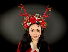 This is a one-of-a-kind faux deer antler headpiece, adorned with realistic foliage, pine branches, velvety dark red poinsettia flower, berries and roses. MEASUREMENTS 🦌 The antlers span about 18,5" across and rise approximately 7,5" above the headband. The size of the product is adjustable using an elastic band that connects the sides of the headband. The size of this headdress is universal for adult person. It sits soft and comfortable on the head and you can dance and move a long time. 100% d Christmas Headdress Diy, Head Dress Diy, Deer Antler Headband, Holiday Headpiece, Christmas Headdress, Antler Crown, Christmas Headpiece, Deer Antlers Headband, Antler Christmas