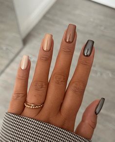 37 Chrome Nails Designs and Nail Art Ideas + Polish to Try in 2024 Summer To Fall Nail Designs, Beige Chrome Nails, Tan Chrome Nails, Ongles Beiges, Chrome Nails Designs, Nail Colors Winter, Colorful Nails