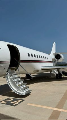 Private Jet Pictures, Private Jet Aesthetic, Plane Private, Private Plane Interior, Vision Jet, Small Private Jets, Aviation Aesthetic, Flying Private, Middle East Airlines