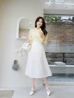 Formal Skirts, Styling Skirts, Korean Fashion Work, Casual Chic Spring, Long Skirt Fashion, White Pleated Skirt, Fashion Model Poses, Modern Streetwear, Clothes Korean Style