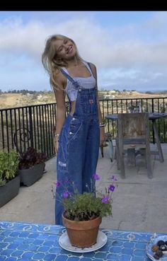 Long Dungarees Outfit, Loose Overalls Outfit Summer, Summer Overalls Aesthetic, Denim Overalls Outfits, Spring Outfits Overalls, How To Make Overalls Look Cute, Fits With Overalls, Overalls Outfit Aesthetic Summer, Pant Overalls Outfit