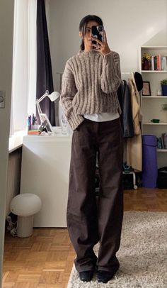 Form Fitting Winter Outfit, Transitional Outfits Fall To Winter, Winter Aesthetic Clothing, Winter Fashion Inspo 2023, Cool Outfit Ideas For Women, Layered Fall Fits, Winter Street Wear Women, Fall Outfits With Brown Pants, Fall Outfits Brown Pants