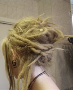 pretty! Dreadhead Women, Dreadlocks Aesthetic, Mountain Witch, Red Dreads, White Dreads, Dread Hair Extensions, Dreadlocks Girl, Hime Cut