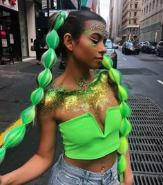 Rave Hair Extension Ideas, Neon Party Hairstyles, Festival Braids With Color Extensions, Edc Hairstyles, Neon Hairstyles, Rave Hairstyles Braids, Festival Hair And Makeup, Neon Braids, Box Twist Braids