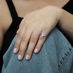 Close-up of a woman's hand wearing a white gold heart ring Pinky Rings, Heart Shaped Rings, Love And Affection, Ring Crafts, 14k Gold Ring, Pinky Ring, Design Simple, Heartfelt Gifts, Heart Design