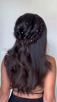 Hairstyles For Women On Lehenga, Wedding Simple Hairstyles Short Hair, Hair Do On Lehnga, Hairstyle With Black Lehenga, Hairstyle For Lehengas, Hairstyle For Ghagra Indian Weddings, Navratri Hairstyle For Straight Hair, Wedding Hairstyle Front Look, Hairstyles For Western Lehenga