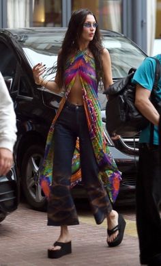 Walking Down The Street, Mode Hippie, Bella Hadid Outfits, Bella Hadid Style, Hadid Style, Looks Party, Looks Street Style, Winter Trends, Mode Inspo