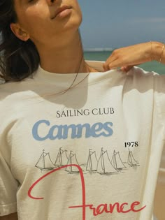 Segeln Sie mit unserem Vintage Oversized Sunset Frankreich Sailing Club T-Shirt an die französische Riviera! 🌞 Mit seinem schicken, nautischen Design ist dieses T-Shirt ein Muss für Segelbegeisterte und Fans des eleganten französischen Stils. Gefertigt aus hochwertigen Materialien, sorgt sie für maximalen Tragekomfort und lange Haltbarkeit. 🏖️ Details: Material: 100% Baumwolle Grössen: S, M, L, XL, XXL Pflege: Maschinenwäsche kalt, Trockner geeignet Mit viel Liebe entworfen und für Komfort gef Sailing Tshirt Design, French Riviera Style, Vintage Tee Shirts, Style Français, Shirt Oversize, T Shirt Png, The French Riviera, Nautical Design, Club T Shirt