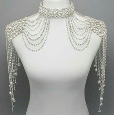 Interesting. On a strapless bandaux evening dress... Oh God yes Shoulder Jewelry, Body Necklace, Shoulder Necklace, Jewerly Designs, Afrikaanse Mode, Trendy Jewerly, Neck Choker, Necklace Statement