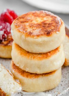 Syrniki, the fluffy and flavorful Russian Cottage Cheese Pancakes. Perfect for breakfast or dessert! Ukrainian Cheese Pancakes, Ukrainian Cottage Cheese Pancakes, Russian Cheese Pancakes, Russian Pancakes Recipes, Ukrainian Breakfast Recipes, Eastern European Breakfast, Russian Breakfast Recipes, Fluffy Cottage Cheese Pancakes