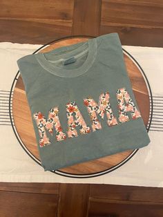 Seriously obsessed! The perfect floral MAMA short sleeve shirt for yourself or your favorite mama!❤️ Please leave seller a note if you'd prefer a different shirt color Pregnancy Fashion Fall, Momma Shirts, Mommy Outfits, Baby Blessing, Applique Shirts, Mama Style, Mama Gifts, Mama Shirts, Mama Sweatshirt