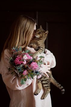 a woman holding a cat in her arms with the caption'born meno e quando tuto da certo, e a gente sori no finali