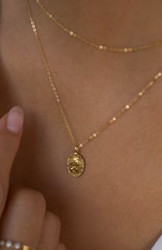 Simple Cute Gold Necklace, Dainty Gold Chain With Pendant, Gold Classic Jewelry, At Christopher Necklace, Gold Necklace Aesthetic Simple, Golden Pendant Necklace, Necklace Inspo Gold, Gold Pendent Necklace, Gold Charms For Necklace