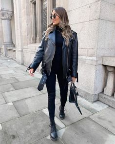 Doc Martens Outfit Leather Jacket, Vintage Leather Jacket Outfits, Fall Fashion Edgy, Black Leather Jacket Outfit, Stylish Winter Outfits, Mode Casual, Street Style Winter