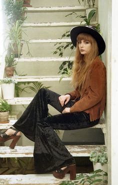 Hippie Witch Outfits, Hippie Witch Aesthetic, Modern Hippie Outfit, 70s Goth, Modern Witch Outfit, Modern Witch Fashion, Thrift Ideas, Mom Clothing, Witchy Outfits