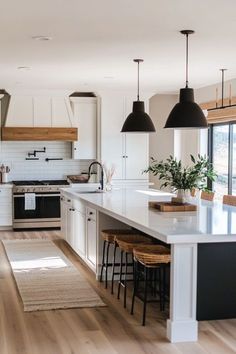 Kitchen Inspo Farmhouse, Modern European Farmhouse Kitchen, Modern Farm Interior, House Interior Farmhouse Style, Modern House Ideas Interior, Kitchen Inspo Modern Farmhouse, White And Black Modern Farmhouse, Modern Farmhouse Kitchens Cabinets, Modern Natural Kitchen