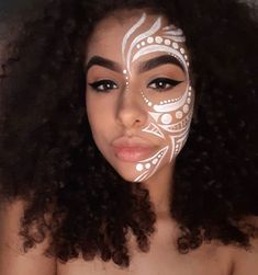 𝐺𝑎𝑏𝑟𝑖𝑒𝑙𝑙𝑒 𝑆𝑜𝑏𝑟𝑎𝑙 on Instagram: “👑Princesa de wakanda👑 Nível: Média 😆 ➡️Materiais usados⬅️ Sobrancelha: Quarteto 01 da @belleangelmakeup  Base: Medium @marykaybrasil AT…” African Face Paint, African Makeup, Normal Makeup, Africa Art Design, Face Paint Makeup, Lip Beauty, Face Painting Designs, Africa Art