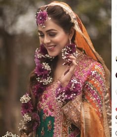 Bridal Floral Jewellery, Mehndi Hairstyles, Flower Jewellery For Mehndi, Wedding Flower Jewelry, Flower Jewelry Designs, Fresh Flower Jewelry, Mehndi Dress, Bride Floral, Wedding Girl