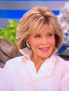 Jane Fonda on Ellen. Such beautiful hair Jane Fonda Hair, Feathered Hair Cut, Haircuts Women, Short Hairstyles For Thick Hair, Bob Hairstyles For Fine Hair, Haircuts For Medium Hair, Hairstyle Gallery