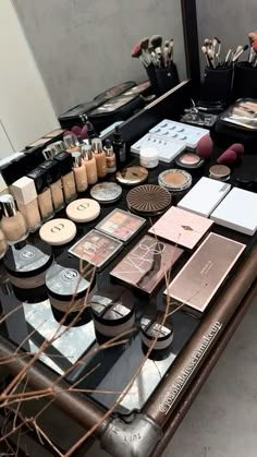 2024 Vision Board Makeup Artist, Vision Board For Makeup Artist, 2024 Vision Board Makeup, Make Up Artist Vision Board, Makeup Setup Aesthetic, Makeup Artist Aesthetic Wallpaper, Bridal Makeup Artist Aesthetic, Learning Makeup Aesthetic, Mua Aesthetic Job