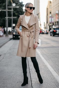 Wrap Coat Outfit, Black Booties Outfit, Camel Coat Outfit, Coat For Fall, Ripped Jeans Outfit, Womens Black Booties, Fall Fashion Trends Women, Simple Fall Outfits