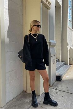 How To Style Chelsea Boots Women, Chunky Boots Outfit, Boots Outfit Ideas, Combat Boot Outfit, Chelsea Boots Outfit, Trendy Spring Outfits, Chelsea Boots Women, Chunky Boots, Summer Fashion Outfits