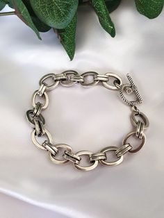 ★ ★ ★FREE SHIPPING ★ ★ ★ PRODUCT DESCRIPTION This beautiful and bold silver statement bracelet is a necessary accessory in your daily combination, it's simply chic and resistant with toggle closure which creates the perfect look! MEASUREMENT AND SIZE (in the picture) The total length of each bracelet is 6 inches (16.3cm). choose length from the drop-down menu. MATERIAL Thick silver plating over stainless steel- does not tarnish, water resistance. Product care: - You can shower with it however yo Silver Metal Chain Bracelet With Rectangular Links, Nickel Free Link Bracelets, Elegant Silver Bracelets With Chunky Chain, Elegant Silver Chunky Chain Bracelets, Nickel-free Link Bracelets, Modern Silver Chunky Chain Bracelet, Silver Metal Bracelet With Chunky Chain, Silver Bracelets With Chunky Oval Link Chain, Silver Chunky Chain Bangle Bracelet