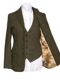 The Kennedy Jacket Our ladies green herringbone three button closure Irish tweed jacket is a powerful Irish design. The traditional herringbone green tweed contains flecks of colour, for an immediate feel of the Irish landscape. Cut with quirky design details, it has been designed with a nod to Irish historical events. This jacket has been created by our expert tailors with patterns that offer our clients a tailored crisp jacket that is suitable for casual or more formal events. Our tweeds are u Tweed Blazer Outfit Women, Tweed Suit Women, Tweed Blazer Outfit, Tweed Jacket Women, Tweed Jacket Outfit, Irish Clothing, Herringbone Tweed Jacket, Blazer Tweed, Irish Tweed