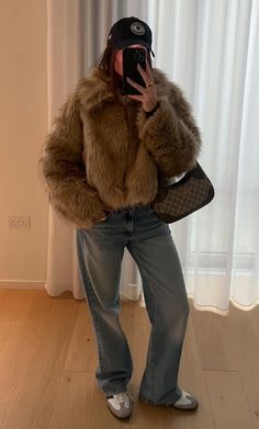 Fur Coat Outfits, Faux Fur Coats Outfit, Fur Jacket Outfit, Outfits Asian, Viral Aesthetic, Fur Coat Outfit, Chanel Lipstick, Nyc Outfits, Workout Inspo