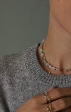 Die Tova Necklace ist eine wunderschöne Kette aus pastellfarbenen Halbedelsteinen, darunter Gelbopal, Rosenquarz, Aquamarin, Chalcedon, Citrin, Mondstein und Morganit. Zwischen den einzelnen Steinen sind kleine, goldfarbene Rocailles gesetzt. In der kleinsten Einstellung kann die Kette super als Choker getragen werden (ca. 37cm), durch die Verlängerungskette ist aber auch eine Länge von ca. 43cm möglich. Der Verschluss besteht aus vergoldetem Messing und Edelstahl. Beachte bitte auch, dass es si Dublin Shopping, Mineral Jewelry, Gemstone Beaded Necklace, Shine Bright Like A Diamond, Jewelry Essentials, Mood Board Fashion, Fall Jewelry, Piercing Tattoo, Flower Bracelet