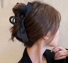 Add a touch of elegance to your hair with these 2Pcs Bow Claw Clips in black. These non-slip hair accessories are perfect for women who want to keep their hair in place without compromising on style. The clips are made of high-quality satin material and feature a beautiful bow accent that adds a pop of color to your hair. Accessories Pictures, Elegance Hair, Headwear Fashion, Wholesale Hair Accessories, Vacation Hairstyles, Hari Valentine, Retro Fashion Women, Satin Noir, Hair Accessories Clips