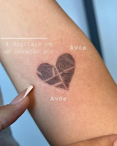 a woman's arm with a fingerprint on it that says 4 digitias em un coracio so