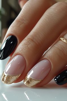 Black and Gold Nails 2024 Simple Black And Gold Nails, Black Christmas Nails, Nails For 2023, Black And Gold Nails, Gilded Glamour, Fall Eye Makeup, Black Gold Nails, Gold Chrome Nails, Christmas Nail Ideas