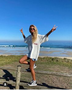 Surf Outfit Women, Mode Coachella, Surfer Outfit, Surfer Girl Outfits, Surfer Girl Aesthetic, Surfergirl Style, Surfer Aesthetic, Surf Girl Style, Surfing Aesthetic