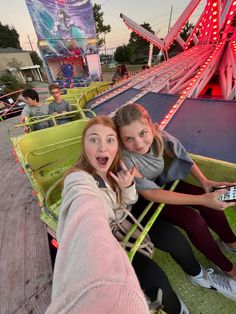 Roller Coaster Pictures Friends, Ferris Wheel Pictures Friends, Best Friend Amusement Park Pictures, Friend Group Amusement Park, Fair Photoshoot, Aesthetic Pose