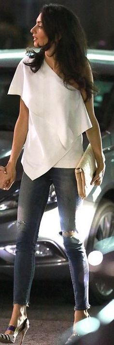 Who made Amal Clooney’s white one shoulder top, blue skinny jeans, and pumps?… Birthday Outfit For Women, Casual Party Outfit, Jeans Street Style, Jeanne Damas, Birthday Party Outfits, Amal Clooney, Chic Party, Gisele Bundchen