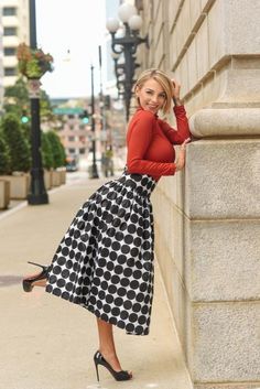 Dedicated to the long legs and short skirts of lovely women. 75,000 Followers! White Skirt Outfits, Rok Outfit, Tea Length Skirt, Polka Dot Midi Skirt, Midi Skirt Outfit, Polka Dot Skirt, Dot Skirt, Red Shirt