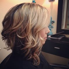 Love this cut and color! Medium Curly Bob, Bob Hairstyles Medium, Occasion Hairstyles, Stacked Bob Hairstyles, Hairstyles Wavy, Bob Hairstyles For Thick, Medium Bob Hairstyles