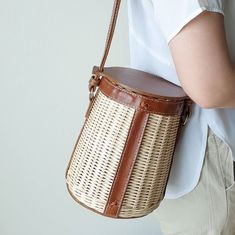 https://etsy.com/shop/shabbychicbag #handmadehermes #wickerbag #handwovenbag #handbaggift #giftidea #hermeskelly #hermes #kellypicnic #kellywoven #hermeswicker #hermeswoven #kelly #handwovenbag #kellyhermes #picnic #picnickelly #inspiredfromhermeskelly #kellyrattan Purse Outfit, Knitted Bag, Hermes Handbags