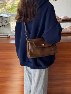 Brown Shoulder Bag Outfit, Brown Leather Bag Outfit, Brown Purse Outfit, Pocket Coffee, Crossbody Bag Outfit, Korean Bag, Purse Outfit, Vintage Crossbody Bag