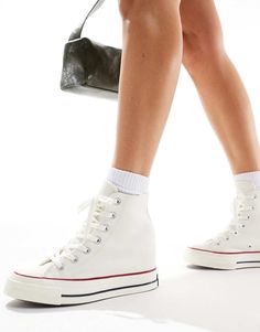 Sko fra Converse Casual cool: helt perfekt Klassisk højanklet design Lukkes med snørebånd Med Converse All Stars signatur-branding Snørehuller på indersiden for ventilation Tåhætte og ydersål i vulkaniseret gummi Gummibånd bagpå anklen Høj kilehæl Plateausål Vafffelmønstret slidmønster White Converse High-top Sneakers With Rubber Toe Cap, Outdoor High-top Converse Sneakers With White Sole, Converse Cream High-top Sneakers With Rubber Sole, White Sole High-top Converse Canvas Shoes, White-sole High-top Converse Canvas Shoes, City Break Outfit, Wedge Trainers, High Wedges, Converse Chuck 70